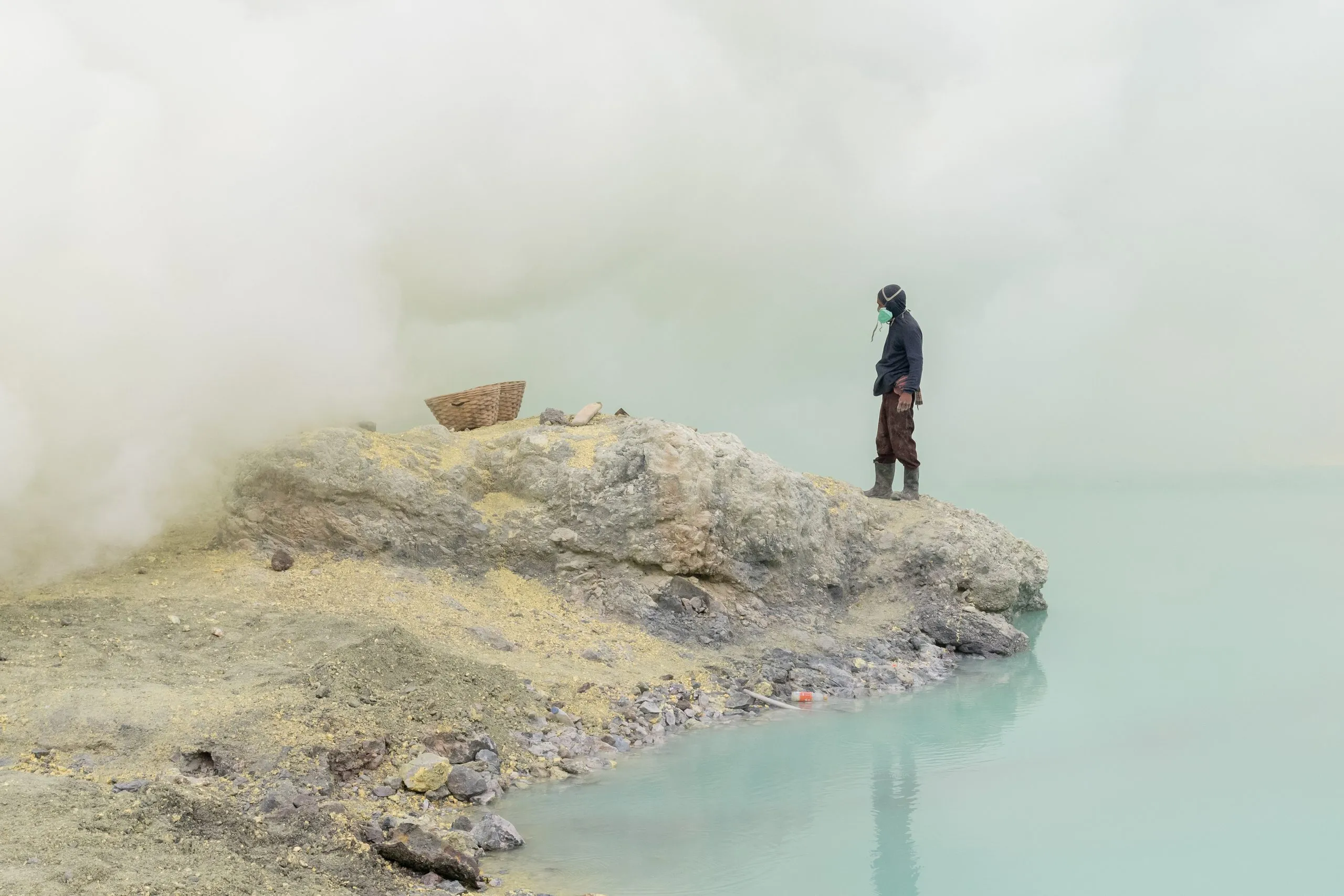 Rest between loads at the shore of the acid lake